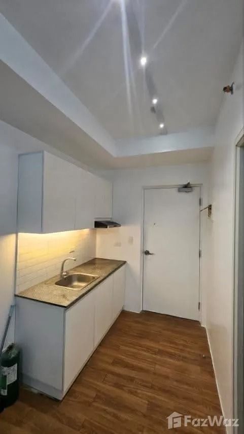 Studio Condo for sale at The Linear Makati (Category: Apartments & Condos) located in Makati City. Submitted by propertyproph (Listing ID 1470755412, Image 2). Description: 🔥 RUSH SALE! STUDIO CONDO AT THE LINEAR MAKATI – ₱2.625M NET ONLY! 🏙️ 📍 Location: The Linear Makati, Makati City Looking for an affordable condo in Makati? This semi-furnished studio on the 15th floor is a great option for first-time homeowners or property investors. 🏢 Pro