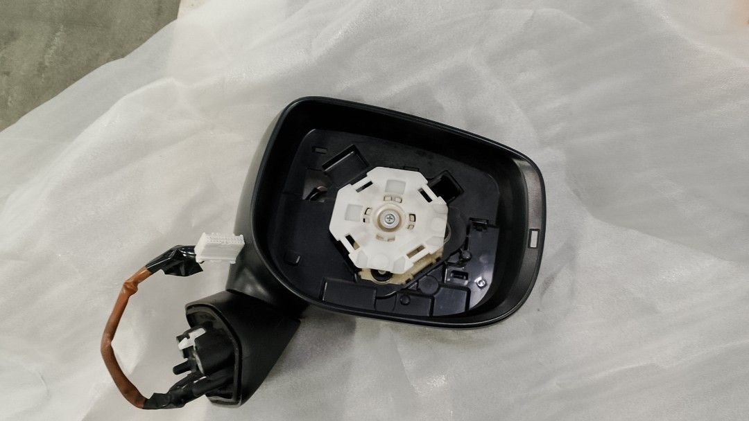 Subaru Forester sidemirror housing with rotor model 2019 left side (Category: Body Parts and Accessories) located in Caloocan City. Submitted by ronnie08111982 (Listing ID 1470814865, Image 3). Description: leftside if you are in the whell .
