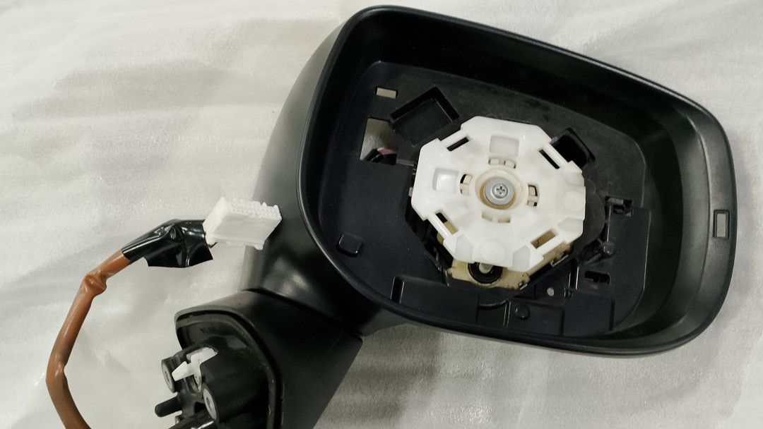 Subaru Forester sidemirror housing with rotor model 2019 left side (Category: Body Parts and Accessories) located in Caloocan City. Submitted by ronnie08111982 (Listing ID 1470814865, Image 1). Description: leftside if you are in the whell .