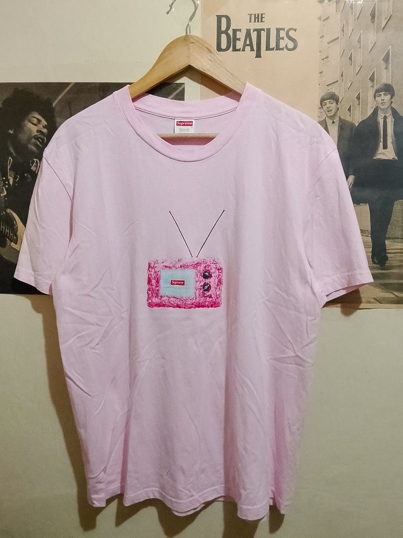 Supreme Pink TV Graphic (Category: Tshirts & Polo Shirts ) located in Manila. Submitted by emmanlacno47414 (Listing ID 1470761687, Image 1). Description: Med on tag Best fit large Width 22 Length 29 No issue/No flaws 9.7/10 Colorate Excellent Condition 800 free ship.