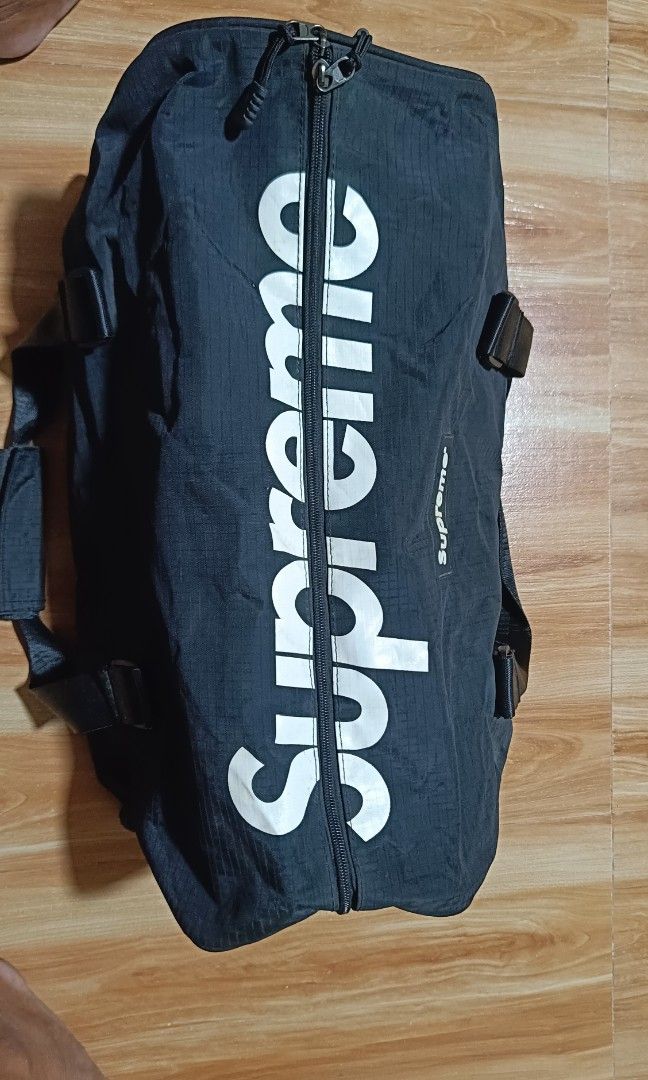 supreme travelbags (Category: Sling Bags) located in Manila. Submitted by jheizkiehi39708 (Listing ID 1470886753, Image 1). Description: excellent condition no.strap for shoulder.