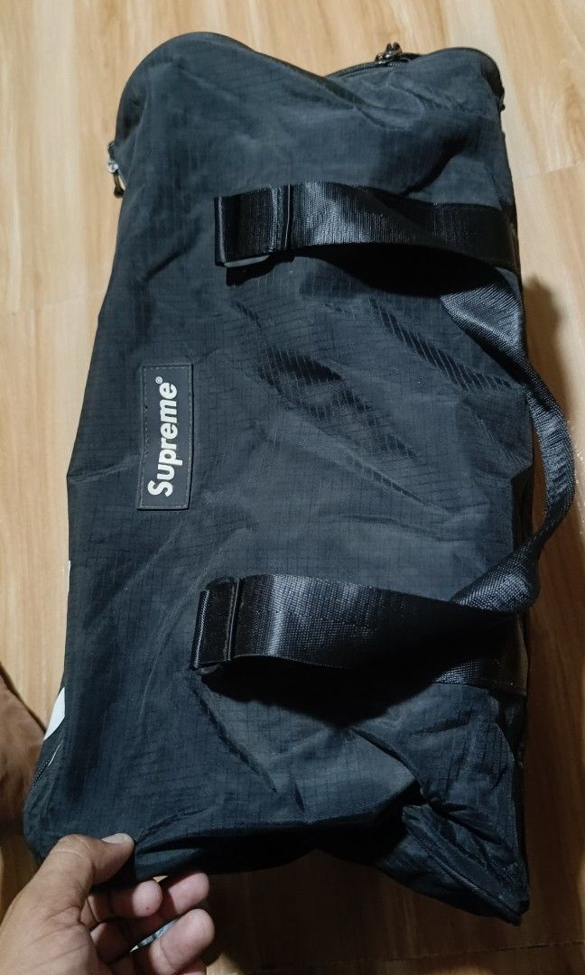 supreme travelbags (Category: Sling Bags) located in Manila. Submitted by jheizkiehi39708 (Listing ID 1470886753, Image 2). Description: excellent condition no.strap for shoulder.