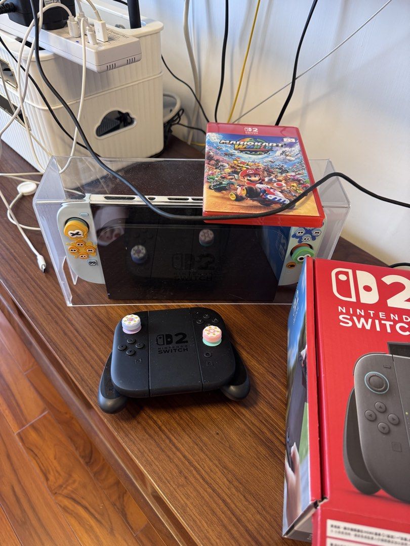 Switch 2 （分類：Nintendo 任天堂）位於 Hong Kong。 由 meme001 提交（商品編號 1470814769，圖片 2）。簡介： Nintendo Switch 2,齊盒，齊配件， 主機連底座，火牛，HDMI線，手掣套裝連腕帶， k11 Musea買，有單，額外多一套手掣， 一隻馬里奧賽車game, 一隻數字game(splatoon 3) 一隻數字game (超級瑪利歐派對 空前盛會 Nintendo Switch 2 Edition + 空前盛會TV ） (送)見到嘅運動手掣)， (送）遊戲保護套主機，手掣套) (送)一個防塵罩)， (送)主機保護手袋), 觀塘區面交 玩左2次 2026年7月5號買 ❌不散賣 ❌no講價。