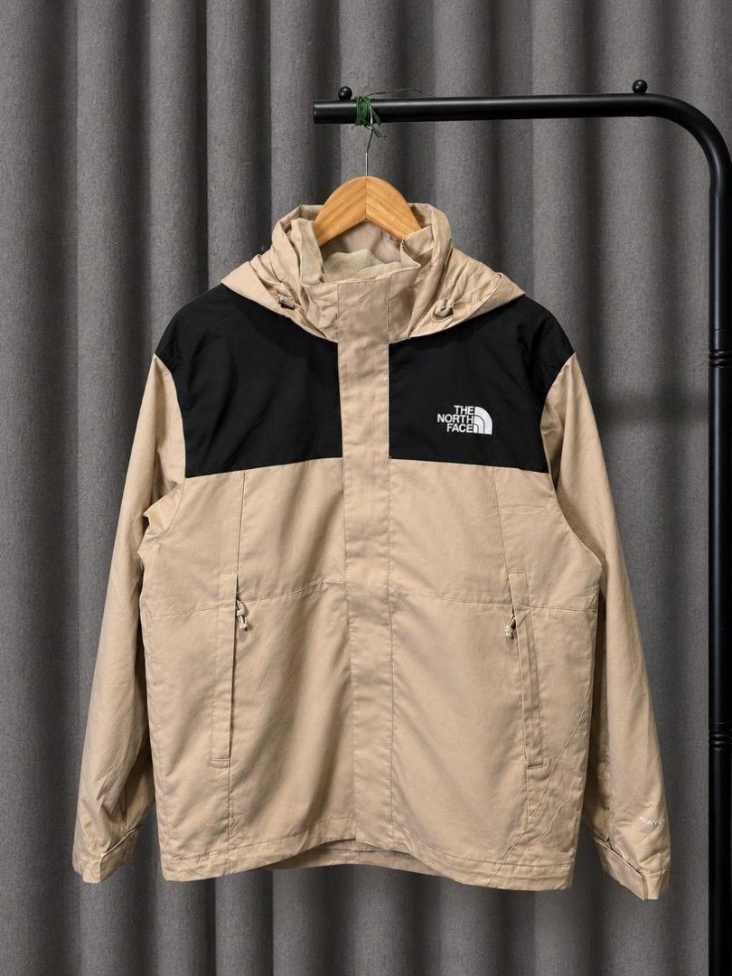 THE NORTH FACE ANTORA JACKET (Category: Coats, Jackets and Outerwear) located in Davao. Submitted by blazing.rachel02 (Listing ID 1470853806, Image 1). Description: Large on tag 23 x 28 Bagong bago pa No issue Detachable hood, packable Need wash only.