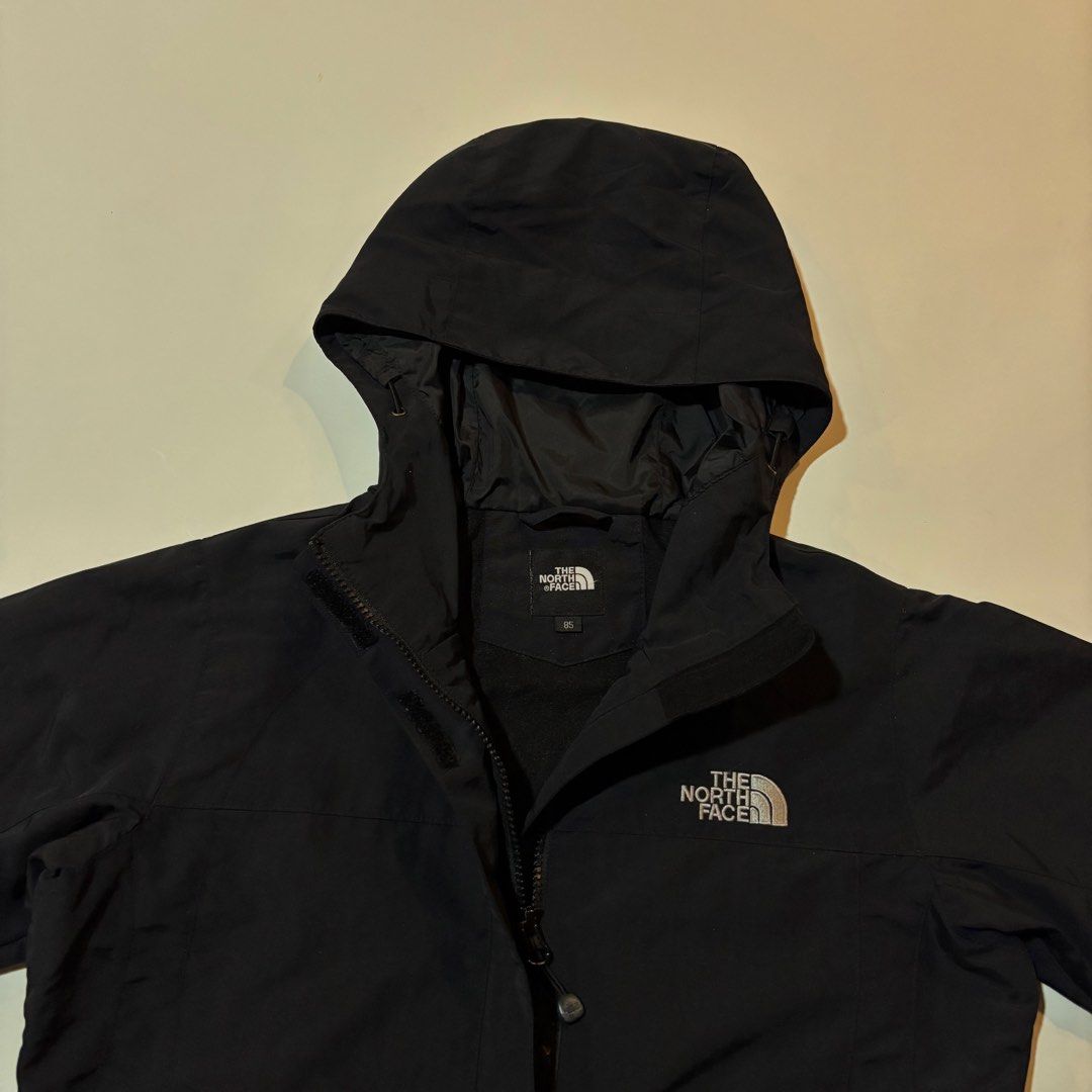 The North Face Black Hooded Jacket Size 85 (Category: Coats, Jackets and Outerwear) located in Dipolog. Submitted by dionato (Listing ID 1470779048, Image 3). Description: - Brand: The North Face - Color: Classic Black - Size: 85 - Features: Waterproof hooded jacket, full zip with storm flap, two zippered hand pockets - Details: Embroidered logo on chest and back shoulder - Perfect for: Rainy days and cooler weather.