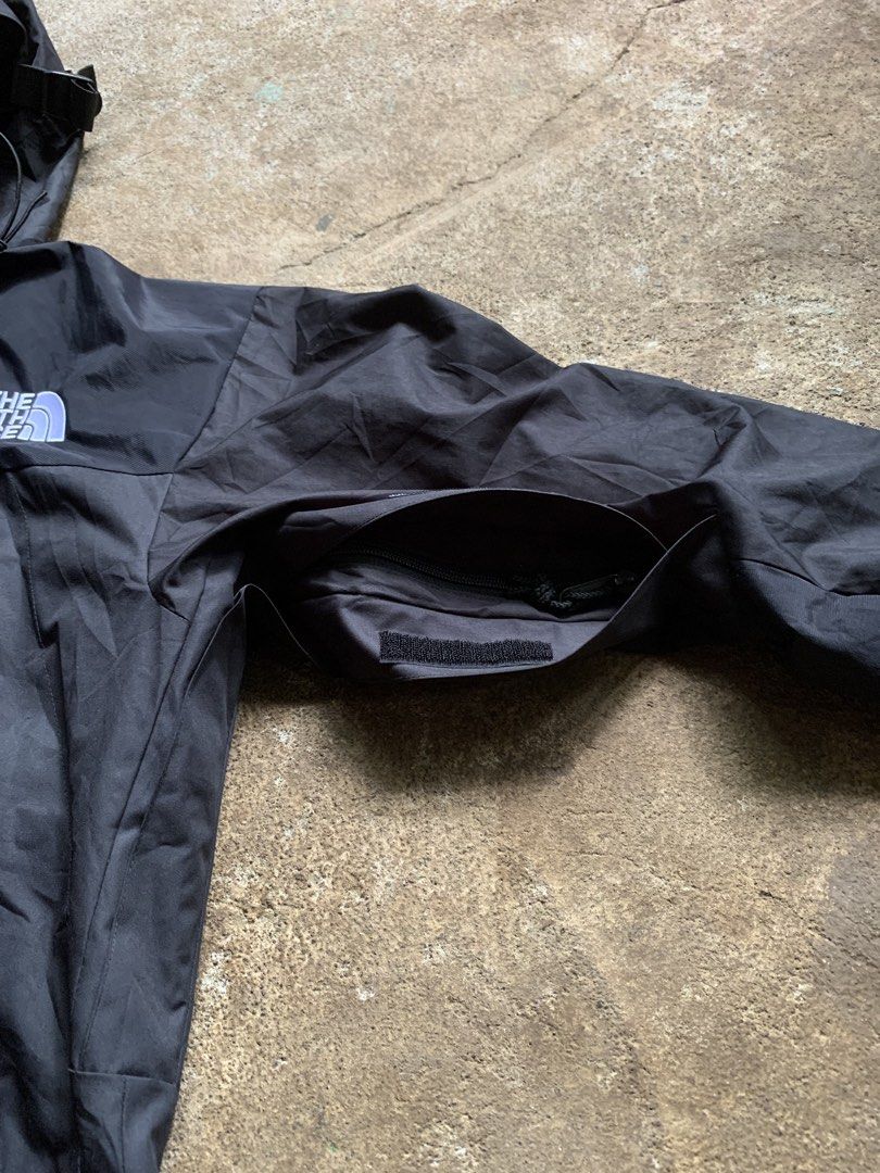 TNF GORETEX (Category: Coats, Jackets and Outerwear) located in Bombon. Submitted by thriftkolang20 (Listing ID 1470885268, Image 3). Description: No issue Size: best fit large 22x28 9.8/10 color rate Excellent as new.