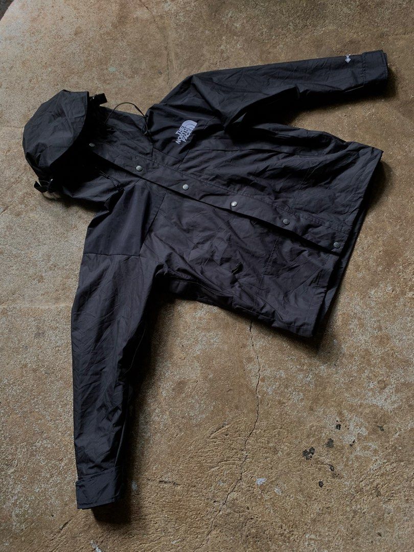 TNF GORETEX (Category: Coats, Jackets and Outerwear) located in Bombon. Submitted by thriftkolang20 (Listing ID 1470885268, Image 2). Description: No issue Size: best fit large 22x28 9.8/10 color rate Excellent as new.
