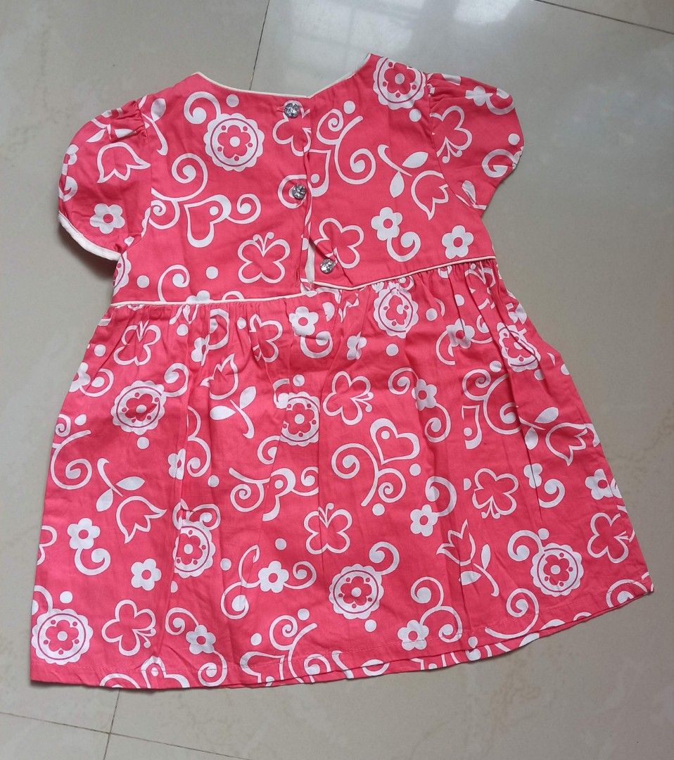 Toddler 2 Dress Size 3T (Category: Babies & Kids Fashion) located in Santa Teresita. Submitted by icecandy2.0 (Listing ID 1470837125, Image 3). Description: - Details: Short puff sleeves, rounded neckline, and decorative white fabric rosette with a sparkly gem center - Closure: Three buttons down the back for easy dressing - Length: Approximately 43 cm from shoulder to hem - Origin: Made in the Philippines.