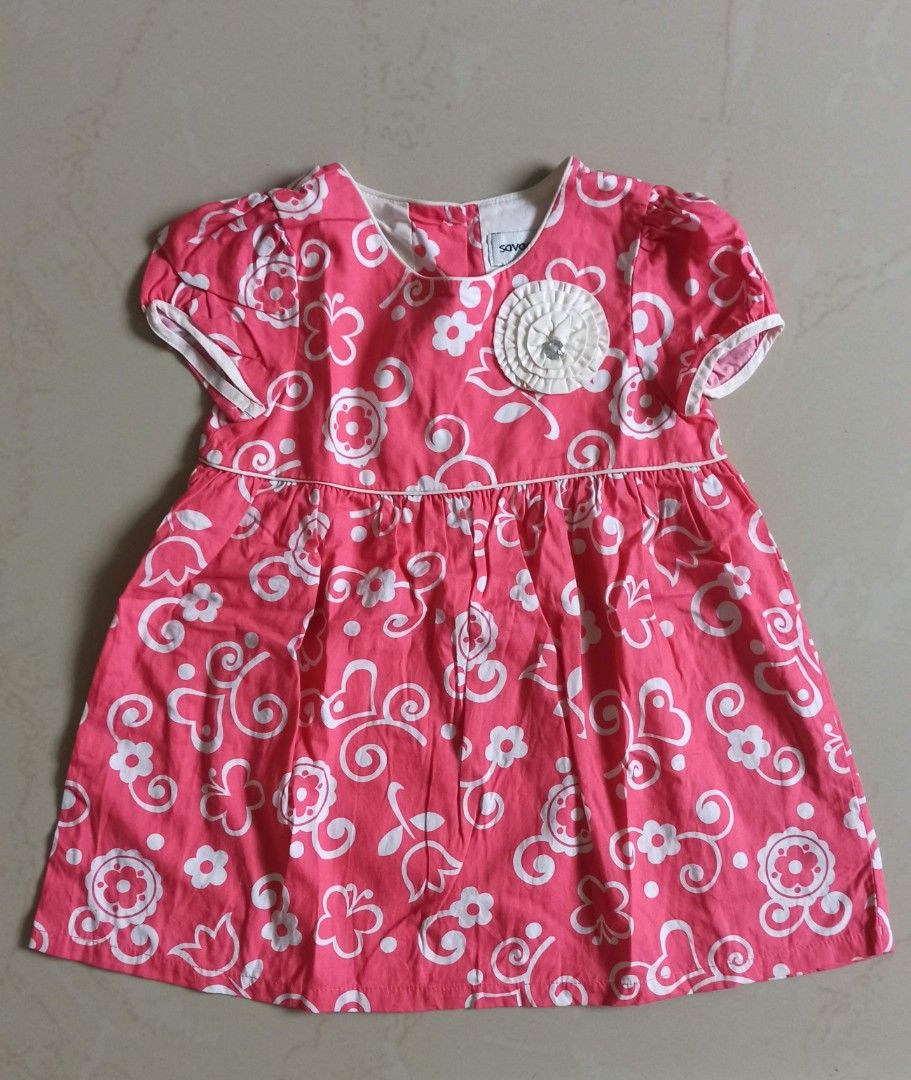 Toddler 2 Dress Size 3T (Category: Babies & Kids Fashion) located in Santa Teresita. Submitted by icecandy2.0 (Listing ID 1470837125, Image 2). Description: - Details: Short puff sleeves, rounded neckline, and decorative white fabric rosette with a sparkly gem center - Closure: Three buttons down the back for easy dressing - Length: Approximately 43 cm from shoulder to hem - Origin: Made in the Philippines.