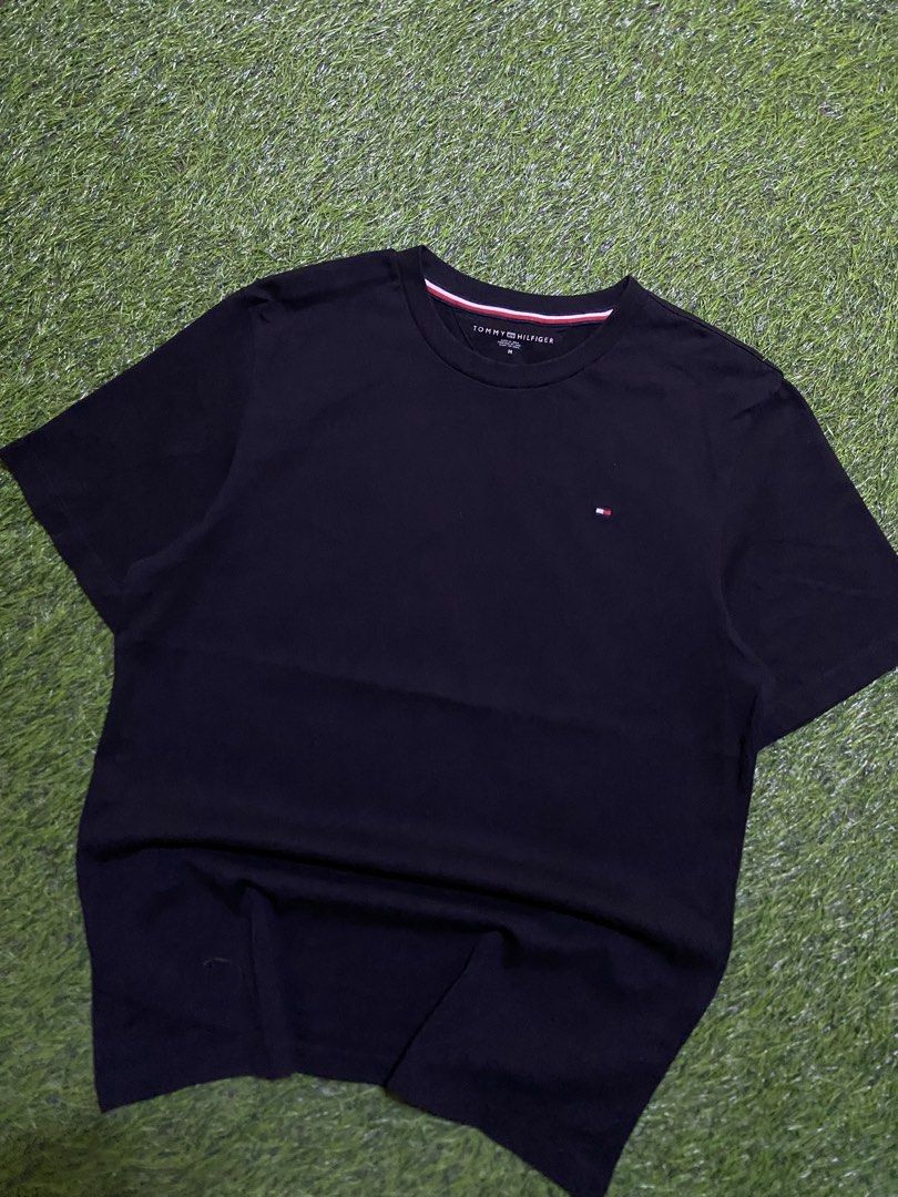 TOMMY HELFIGER (Category: Tshirts & Polo Shirts ) located in Manila. Submitted by niftythrifttt (Listing ID 1470860533, Image 2). Description: TOMMY HILFIGER SIZE M WIDTH - 19.5 LENGTH - 27 COLOR RATE 9.8 EXCELLENT CONDI NO ISSUE.