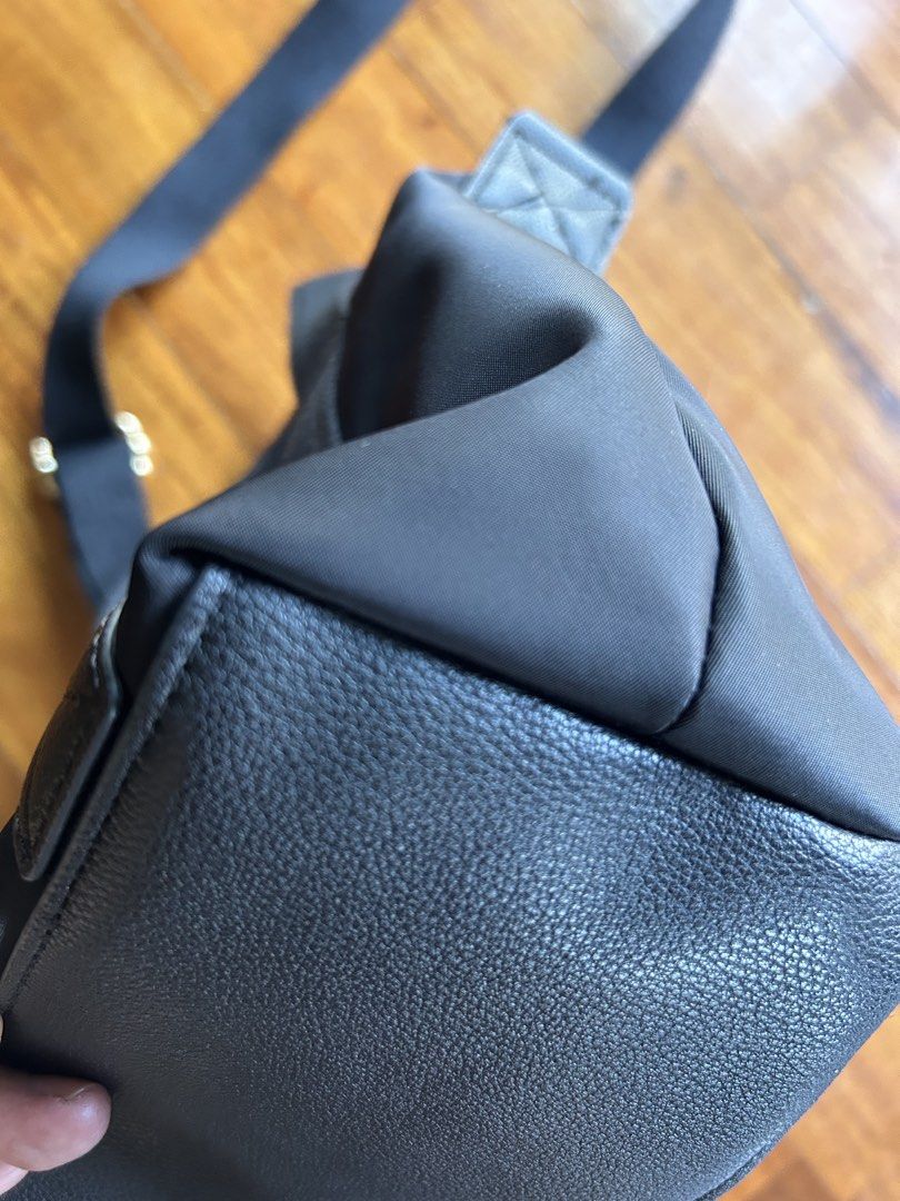 Tommy Hilfiger cross body bag (Category: Cross-body Bags) located in Paranaque City. Submitted by cml_03 (Listing ID 1470757485, Image 3). Description: Orig Tommy Hilfiger black crossbody/handbag.