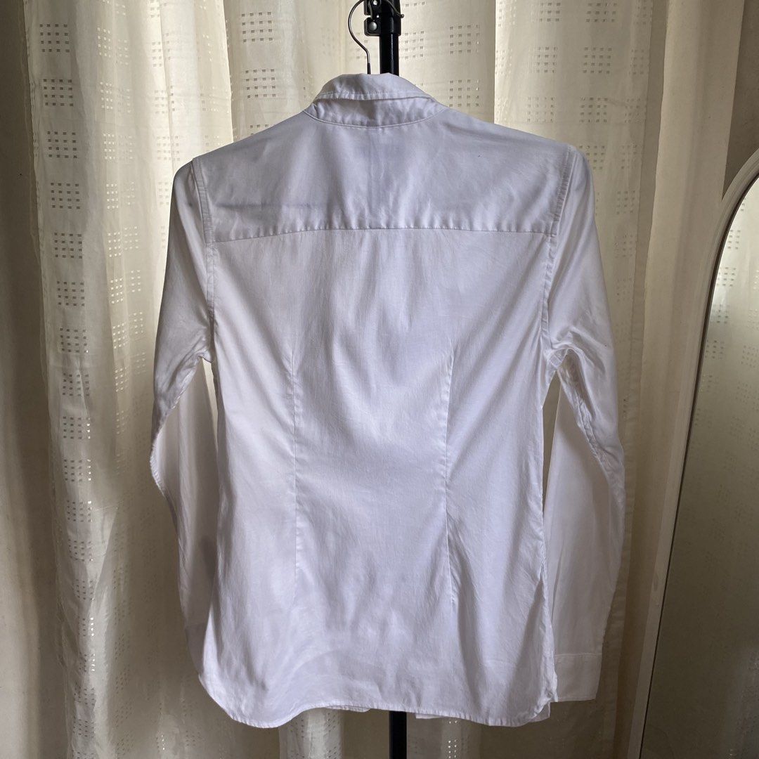 Tommy Hilfiger White Regular Fit Button Down Shirt (Category: Others Tops) located in Davao. Submitted by y2c0re (Listing ID 1470759412, Image 3). Description: Tommy Hilfiger Tagged EUR 32 Size 4/Large to medium - 19 width - 26 length Good as new condition No flaws 9.8/10 - Brand: Tommy Hilfiger - Color: Solid White - Condition: Brand new with tags attached - Fit: Regular fit - Material: Crisp cotton - Features: Long sleeves with button cuffs, cl