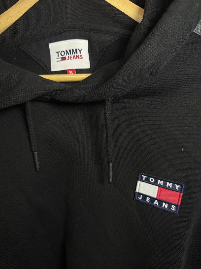Tommy Jeans Hoodie (Category: Hoodies) located in Baguio. Submitted by thriftcoded_2600 (Listing ID 1470861909, Image 2). Description: -Tommy Jeans Hoodie - Size: XL - Color Rate:10/10 - Condition: Excellent, no stains or damage .