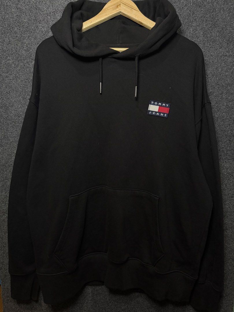 Tommy Jeans Hoodie (Category: Hoodies) located in Baguio. Submitted by thriftcoded_2600 (Listing ID 1470861909, Image 1). Description: -Tommy Jeans Hoodie - Size: XL - Color Rate:10/10 - Condition: Excellent, no stains or damage .