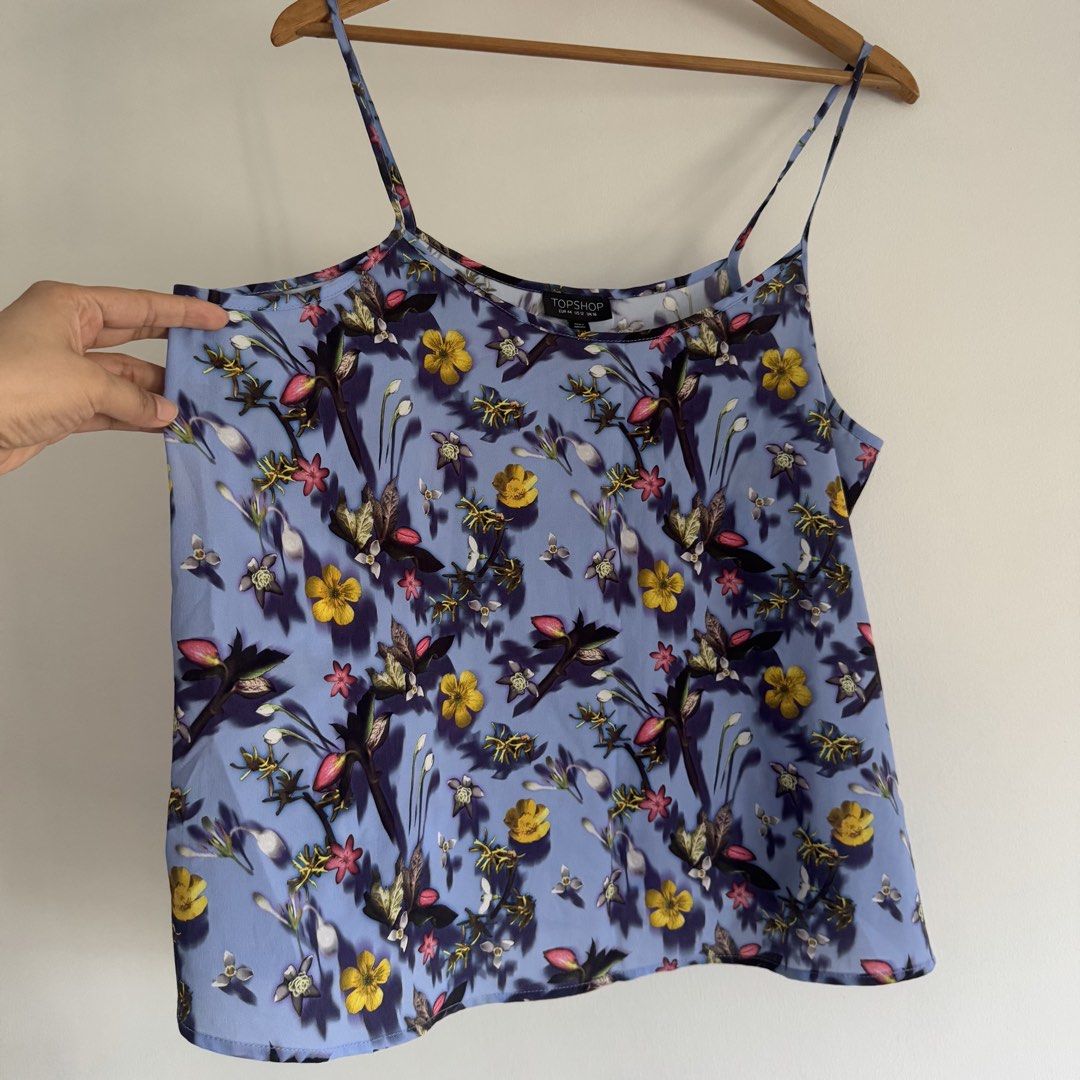 Topshop floral top (Category: Blouses) located in Manila. Submitted by apparella.ph (Listing ID 1470747224, Image 3). Description: 10/10 hard to let go super pretty Bust:42 Length:17 ☑️Everything is my Own preloved / BNWT/BNWOT ☑️ not thrifted/Ukay ☑️ malukot sa picture kasi na stock sa cabinet (tinatamad mag plantsa ✌️ ) ☑️Personal items ( usually bought in US/UK/JPN ) every year po ako nag aabroad so expect i don’t sell fake items and mejo pric
