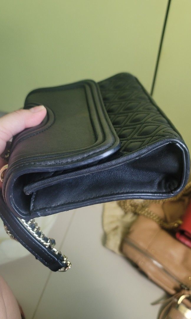 Tory Burch Flemming Convertible Shoulder Bag (Category: Luxury Bags & Wallets) located in Las Pinas. Submitted by preloved_korea (Listing ID 1470896604, Image 3). Description: with jelly tag and sign of use.