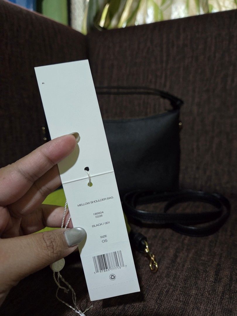 Tory Burch Mellow (Category: Cross-body Bags) located in Manila. Submitted by karenapilado (Listing ID 1470753562, Image 2). Description: Complete Inclusions dustbag, sling, tag.