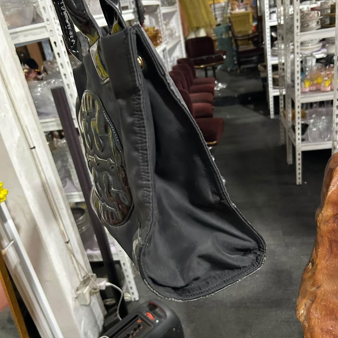 TORY BURCH PATENT LEATHER TOTE BAG (Category: Shoulder Bags) located in Caloocan City. Submitted by j3ngsanity (Listing ID 1470877597, Image 3). Description: ISSUE : SIGN OF USAGE / MIN SCRATCHES SA CORNERS.