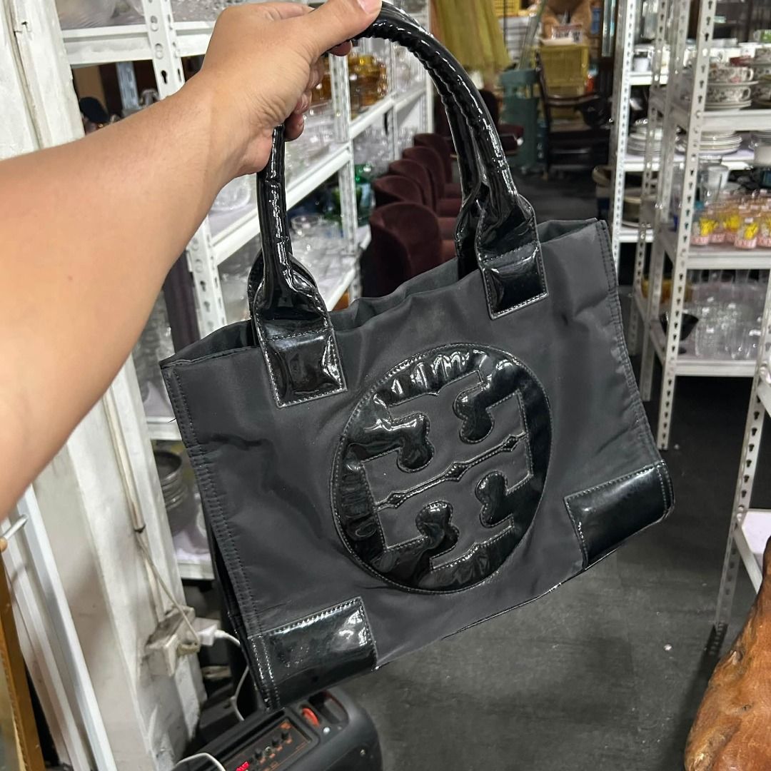 TORY BURCH PATENT LEATHER TOTE BAG (Category: Shoulder Bags) located in Caloocan City. Submitted by j3ngsanity (Listing ID 1470877597, Image 2). Description: ISSUE : SIGN OF USAGE / MIN SCRATCHES SA CORNERS.