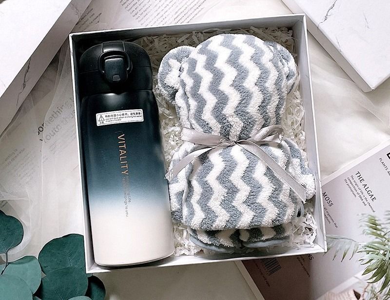 Towel with tumbler (Category: Water Bottles & Tumblers) located in Quezon City. Submitted by evea_08fashion (Listing ID 1470812263, Image 1). Description: .