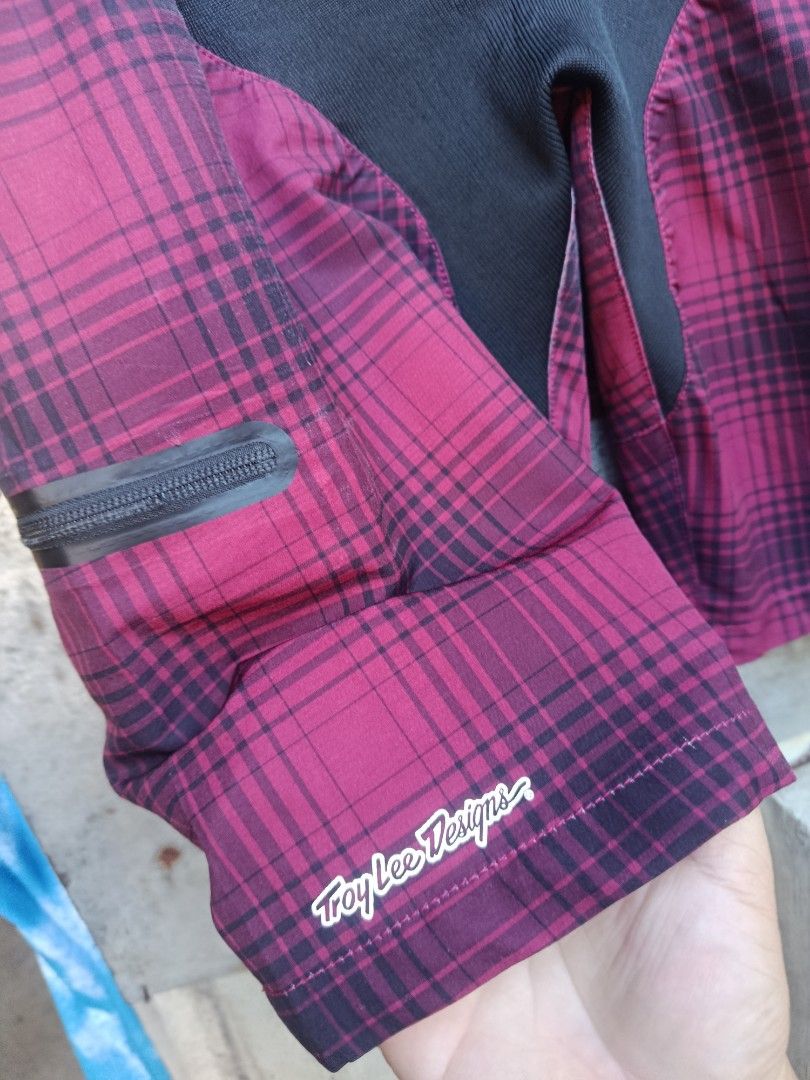 TROY LEE DESIGNS MTB SHORTS (Category: Shorts) located in Iloilo. Submitted by _lemornosnas02 (Listing ID 1470813450, Image 2). Description: Troy Lee Designs Skyline Plaid Shorts in a red/maroon colorway, designed for mountain biking SIZE 32 DIMES 16X20 LOCATION ILOILO PLUS SHIP VIA LBC.