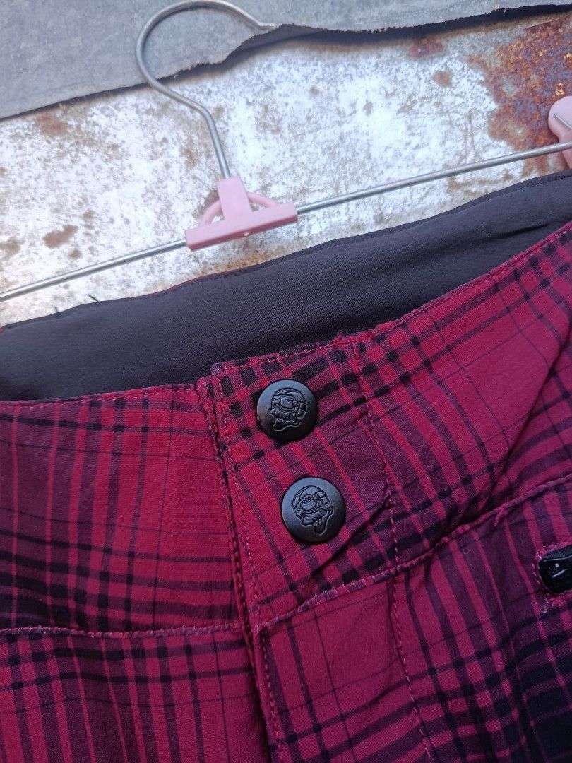 TROY LEE DESIGNS MTB SHORTS (Category: Shorts) located in Iloilo. Submitted by _lemornosnas02 (Listing ID 1470813450, Image 3). Description: Troy Lee Designs Skyline Plaid Shorts in a red/maroon colorway, designed for mountain biking SIZE 32 DIMES 16X20 LOCATION ILOILO PLUS SHIP VIA LBC.