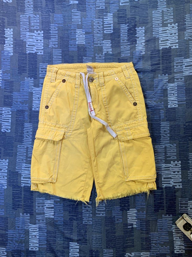 TRUE RELIGION 6 POCKET CARGO SHORT (Category: Shorts) located in Sapian. Submitted by luxethrift_ (Listing ID 1470893756, Image 2). Description: W-30 T-13 L-23 H-11.