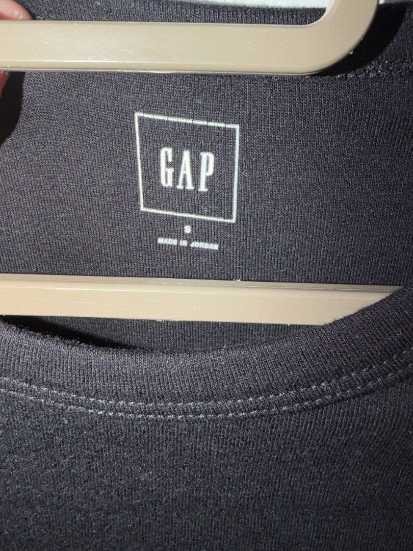 Tshirt basic Gap (Category: Longsleeves) located in Kuala Langat. Submitted by lemariruntuh (Listing ID 1470759937, Image 3). Description: -size on picture/ikut ukuran bukan tagging -baju x ada slit item preloved not for fussy buyer. please aware maybe ada stain or defect yg seller xperasan. kalau ada please refer picture. strictly no return or refund..