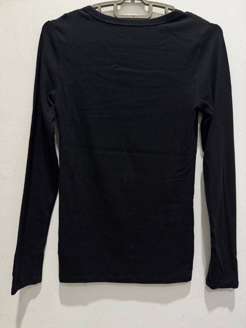 Tshirt basic Gap (Category: Longsleeves) located in Kuala Langat. Submitted by lemariruntuh (Listing ID 1470759937, Image 2). Description: -size on picture/ikut ukuran bukan tagging -baju x ada slit item preloved not for fussy buyer. please aware maybe ada stain or defect yg seller xperasan. kalau ada please refer picture. strictly no return or refund..