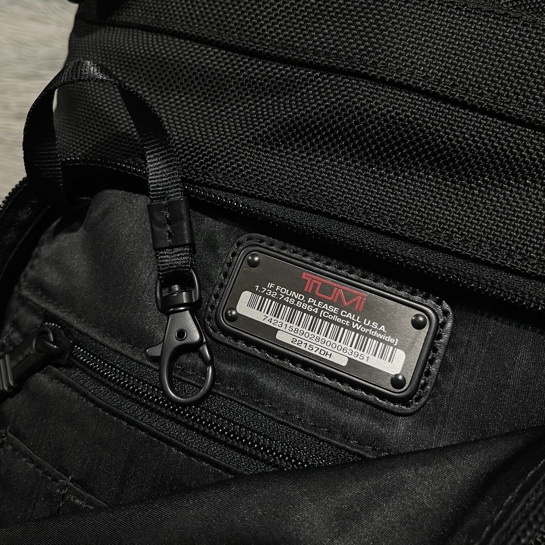 TUMI Expandable Companion Totebag (Category: Luxury Bags & Wallets) located in Bauang. Submitted by thriftypockets92 (Listing ID 1470914092, Image 2). Description: .