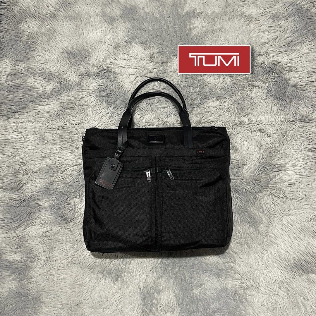 TUMI Expandable Companion Totebag (Category: Luxury Bags & Wallets) located in Bauang. Submitted by thriftypockets92 (Listing ID 1470914092, Image 1). Description: .