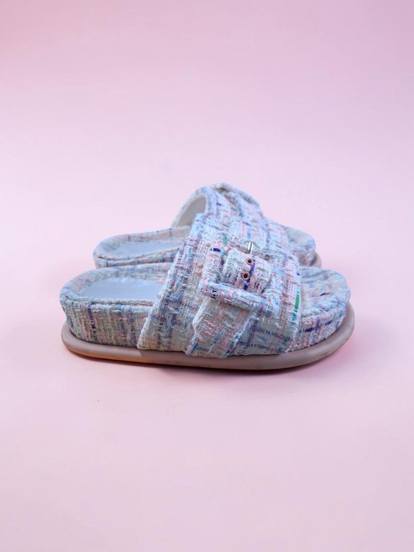 TWEED FLAT SANDALS (Category: Flats & Sandals) located in Las Pinas. Submitted by annachiaonair2037 (Listing ID 1470771489, Image 3). Description: TWEED FLAT SANDALS USED 3X ONLY 37 SIZE FITS UPTO 38 COMFY with box RFS: TOO MANY FOOTWEARS.
