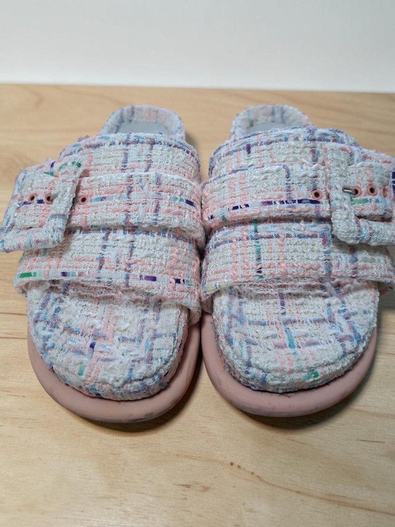 TWEED FLAT SANDALS (Category: Flats & Sandals) located in Las Pinas. Submitted by annachiaonair2037 (Listing ID 1470771489, Image 2). Description: TWEED FLAT SANDALS USED 3X ONLY 37 SIZE FITS UPTO 38 COMFY with box RFS: TOO MANY FOOTWEARS.