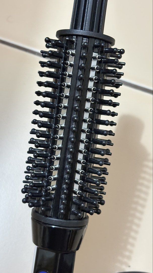 ubeator ceramic hair curler 32mm (Category: Hair) located in Makati City. Submitted by ericka_cb (Listing ID 1470898359, Image 3). Description: barely used and in good condition no box or other inclusions .