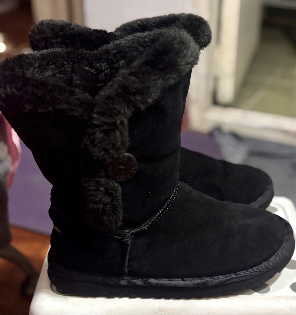 UGG Winter Boots (Category: Boots) located in Manila. Submitted by yunah08 (Listing ID 1470882022, Image 1). Description: Its comfortable for walking during winter, light weight and anti slip. No box.