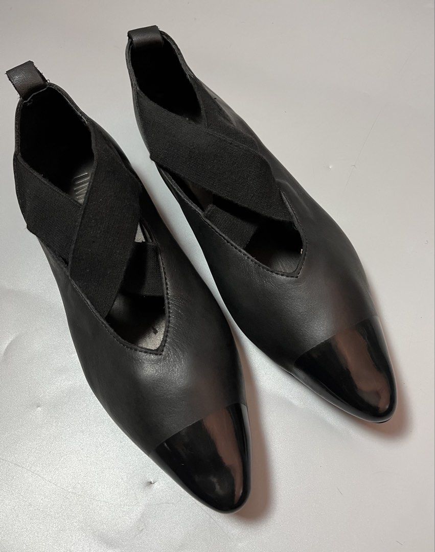 Uma Wang Crisscross strap flat shoes (Category: Flats & Sandals) located in Quezon City. Submitted by theideal (Listing ID 1470909232, Image 3). Description: Read first before buy Legit/Authentic Uma Wang criscross flat shoes No box Size 38 No major flaws Minor sign of use only See picture details posted.