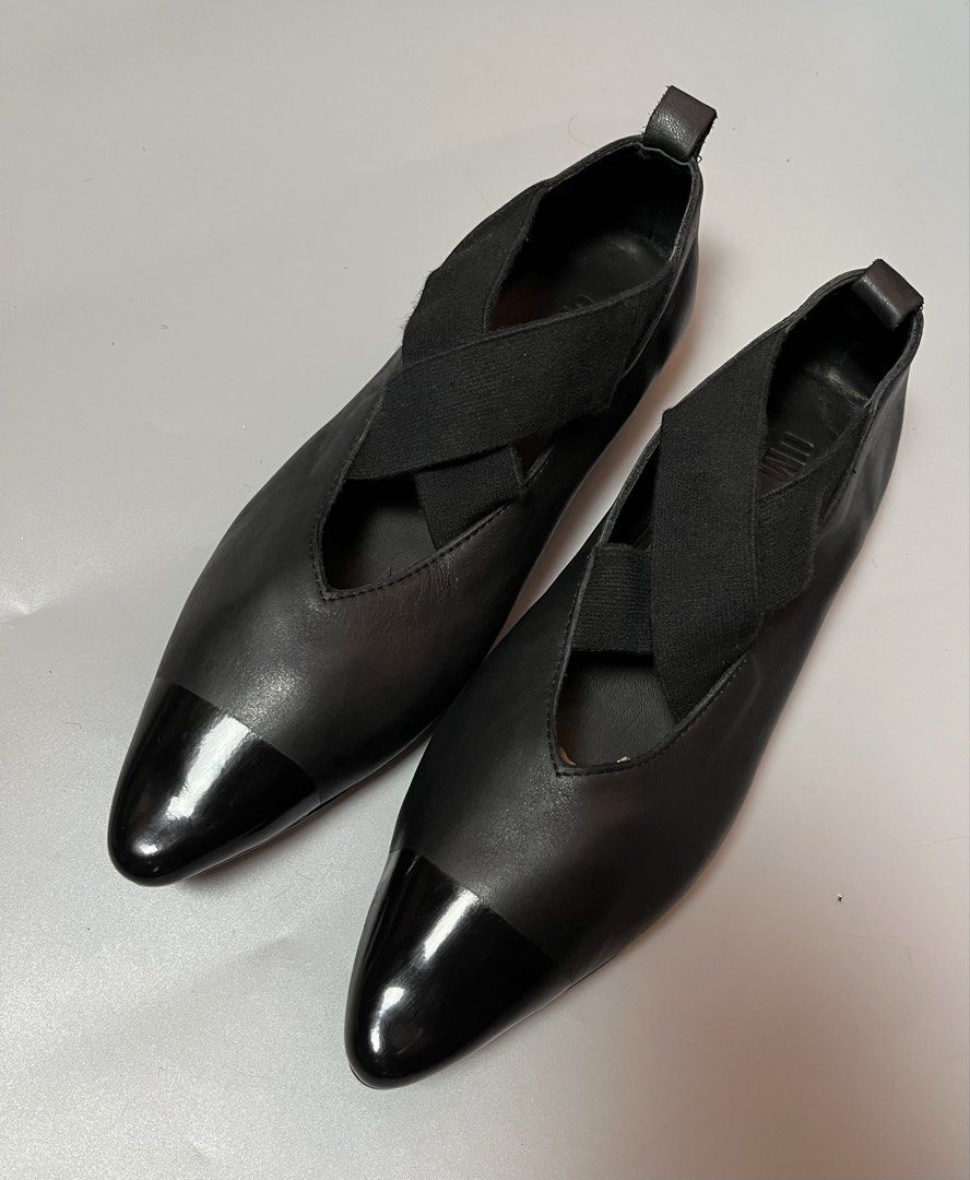 Uma Wang Crisscross strap flat shoes (Category: Flats & Sandals) located in Quezon City. Submitted by theideal (Listing ID 1470909232, Image 1). Description: Read first before buy Legit/Authentic Uma Wang criscross flat shoes No box Size 38 No major flaws Minor sign of use only See picture details posted.