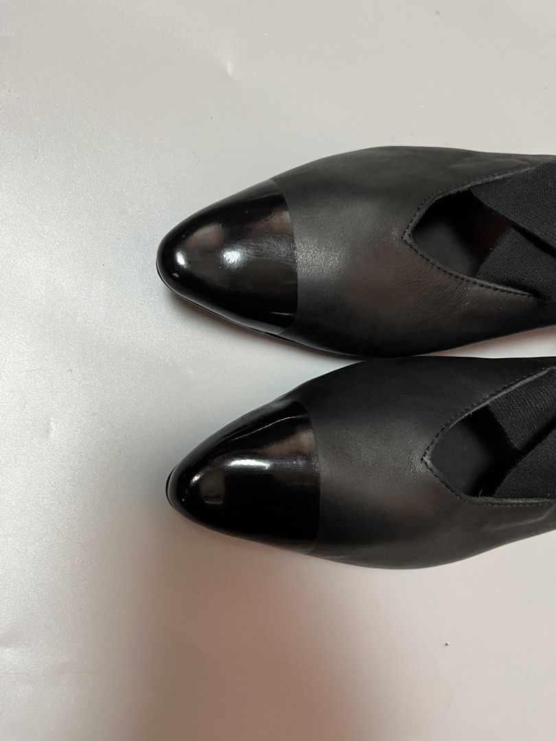 Uma Wang Crisscross strap flat shoes (Category: Flats & Sandals) located in Quezon City. Submitted by theideal (Listing ID 1470909232, Image 2). Description: Read first before buy Legit/Authentic Uma Wang criscross flat shoes No box Size 38 No major flaws Minor sign of use only See picture details posted.