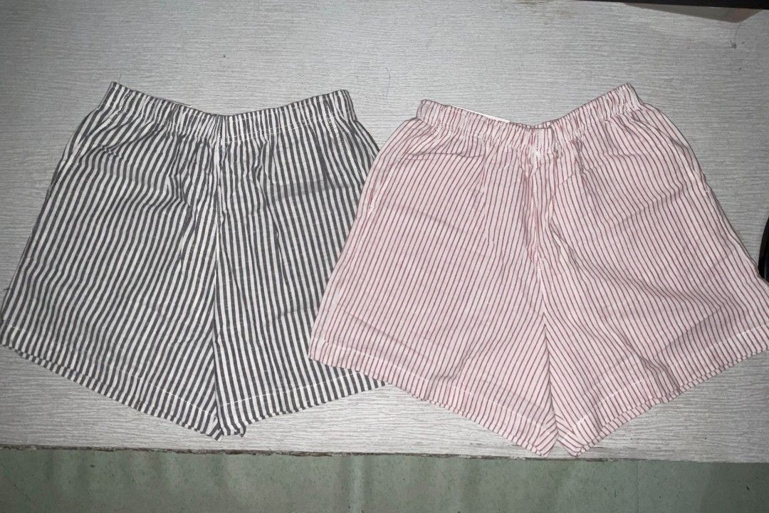 UNIQLO COTTON EASY SHORTS (Category: Shorts) located in Manila. Submitted by fastcrystal.58e1ab (Listing ID 1470817303, Image 1). Description: ✨ UNIQL EVERYDAY SHORTS — ₱280 ONLY! ✨ Comfy, casual, and perfect for everyday wear! 🩳💗 Great for errands, gala, or pambahay! ✔️ Garterized waist with adjustable tali inside ✔️ 2 side pockets, 1 back pocket on the right side ✔️ Easy-to-match striped design ✔️ ₱280 EACH ONLY! 📏 Available Sizes (waist mea