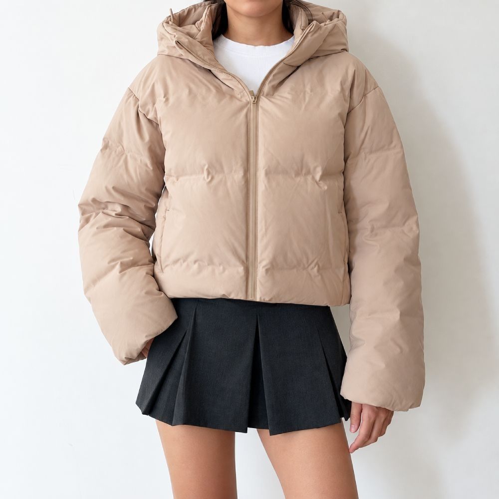 UNIQLO Beige Seamless Down Parka Puffer Jacket Size Small (Category: Coats, Jackets and Outerwear) located in Davao. Submitted by carinescloset (Listing ID 1470829352, Image 3). Description: UNIQLO Seamless Puffer Jacket • Size Small • Model reference: XS, 25” waist, 5’0” • Features an elasticized drawstring hem that lets you adjust the fit for a more cropped look • Brand new with tag • With minimal dirt as this was the last piece/stock available