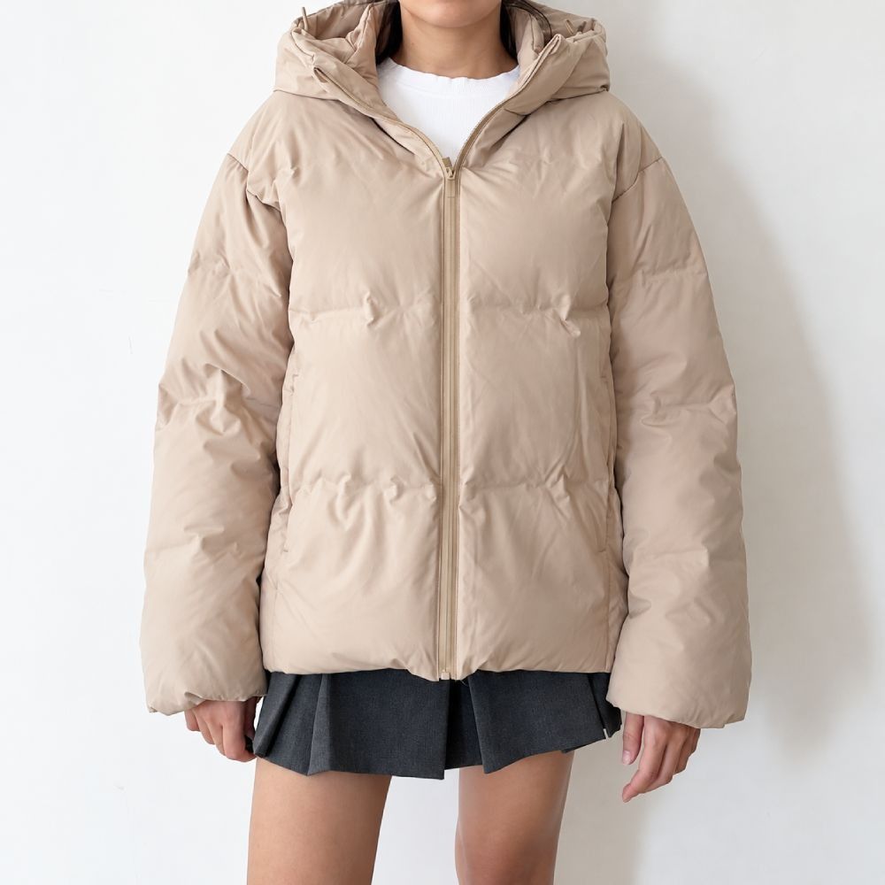 UNIQLO Beige Seamless Down Parka Puffer Jacket Size Small (Category: Coats, Jackets and Outerwear) located in Davao. Submitted by carinescloset (Listing ID 1470829352, Image 2). Description: UNIQLO Seamless Puffer Jacket • Size Small • Model reference: XS, 25” waist, 5’0” • Features an elasticized drawstring hem that lets you adjust the fit for a more cropped look • Brand new with tag • With minimal dirt as this was the last piece/stock available