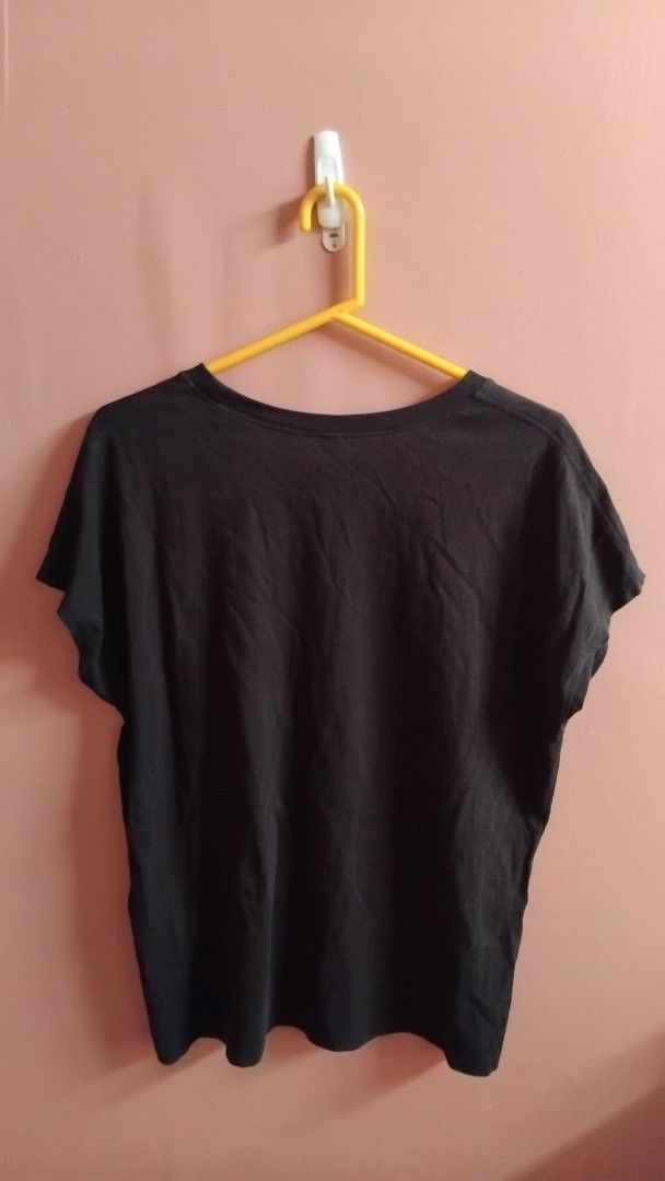 UNIQLO Black Basic T-Shirt (Category: Tshirts & Polo Shirts ) located in Iloilo. Submitted by ayinscloset (Listing ID 1470819569, Image 3). Description: UNIQLO Black Basic T-Shirt Price: ₱200 (negotiable) - Brand: Original UNIQLO - Size: XL - Color: Black - Condition: Excellent preloved condition - No issues, stains, holes, or damage - Classic crew neck with relaxed sleeves - Perfect for casual and everyday wear - unisex RFS: Decluttering Color m