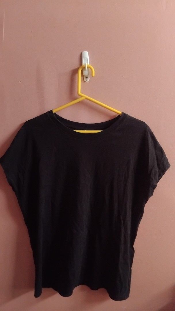 UNIQLO Black Basic T-Shirt (Category: Tshirts & Polo Shirts ) located in Iloilo. Submitted by ayinscloset (Listing ID 1470819569, Image 1). Description: UNIQLO Black Basic T-Shirt Price: ₱200 (negotiable) - Brand: Original UNIQLO - Size: XL - Color: Black - Condition: Excellent preloved condition - No issues, stains, holes, or damage - Classic crew neck with relaxed sleeves - Perfect for casual and everyday wear - unisex RFS: Decluttering Color m