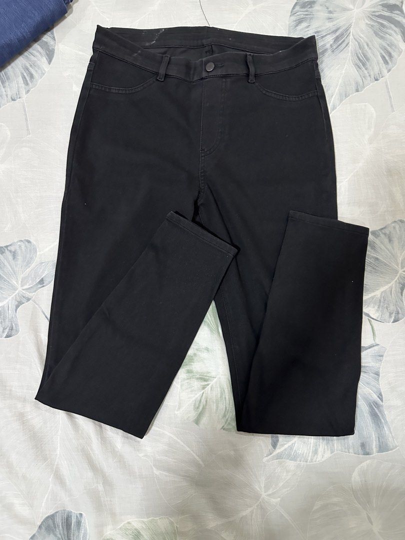 Uniqlo black Jeggings (Category: Jeans) located in Quezon City. Submitted by ajohann14 (Listing ID 1470801443, Image 1). Description: Uniqlo Jeggings Size XL Classic black stretch pants with a fitted silhouette, belt loops, button fastening, and two front pockets. Comfortable and versatile for casual or smart casual wear. MOP : Gcash Shipping c/o buyer Location banawe qc.