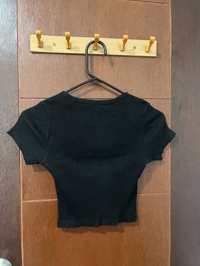UNIQLO Ribbed Shirt (Black) (Category: Shirts) located in Quezon City. Submitted by juliannecoleen (Listing ID 1470800029, Image 2). Description: Worn once.