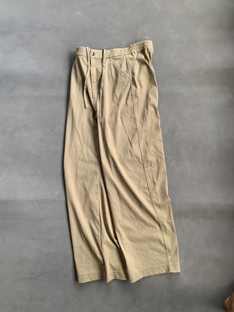 Uniqlo C Barrel Leg Pants (Category: Jeans) located in Malinao. Submitted by nhlcrza (Listing ID 1470906531, Image 3). Description: size - M 28-32 W” x 40 L” 10 Hem” excellent to as new condition .