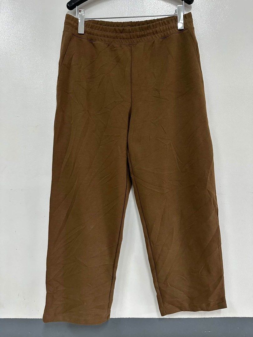 Uniqlo C Sweat Wide Pants (Category: Joggers) located in Mabalacat. Submitted by uniqllojane_17 (Listing ID 1470754039, Image 1). Description: Size XL 34-42" waistline 41" length.