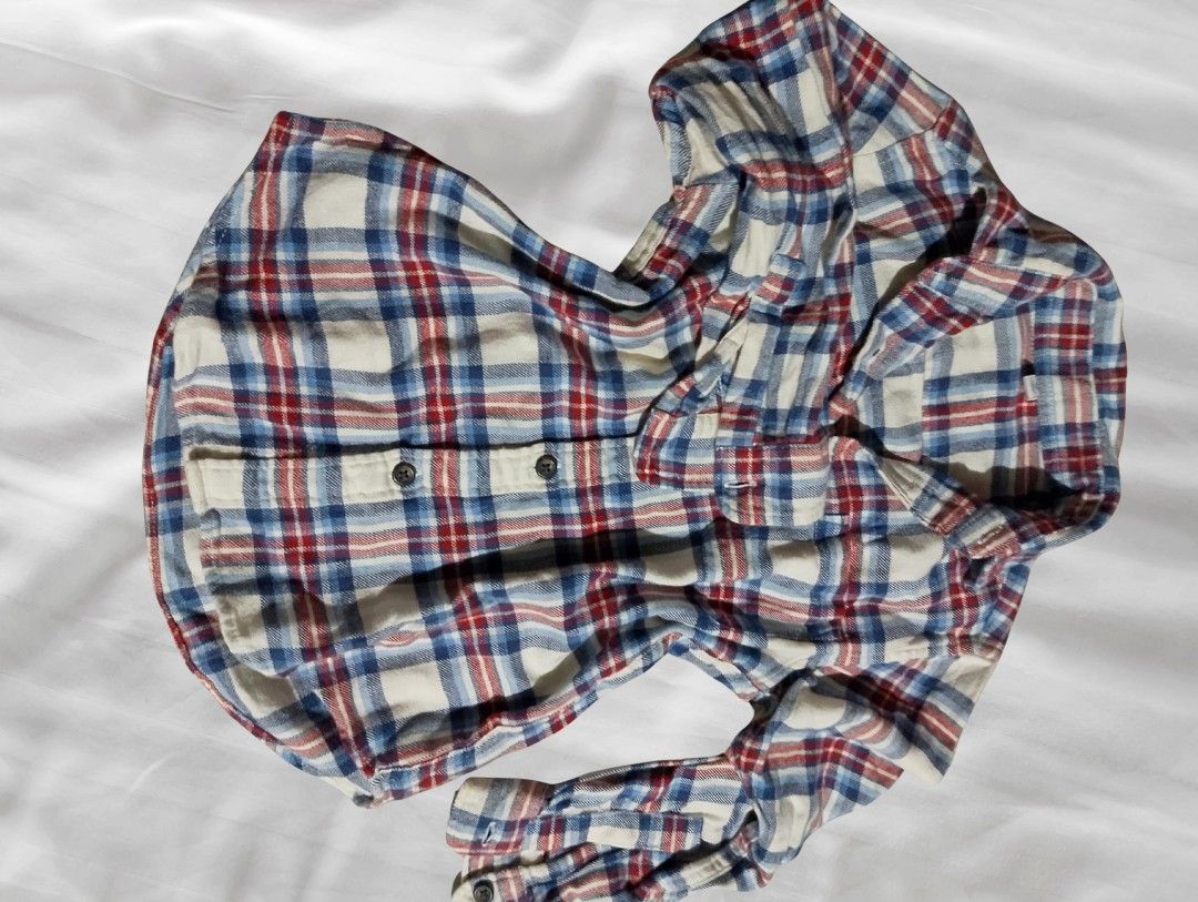 Uniqlo checkered polo top (Category: Longsleeves) located in Manila. Submitted by ms.reyn (Listing ID 1470845584, Image 1). Description: •use something twice-thries •strictly no cancelation •Sf will be paid by the buyers •payment first •Caloocan📍.