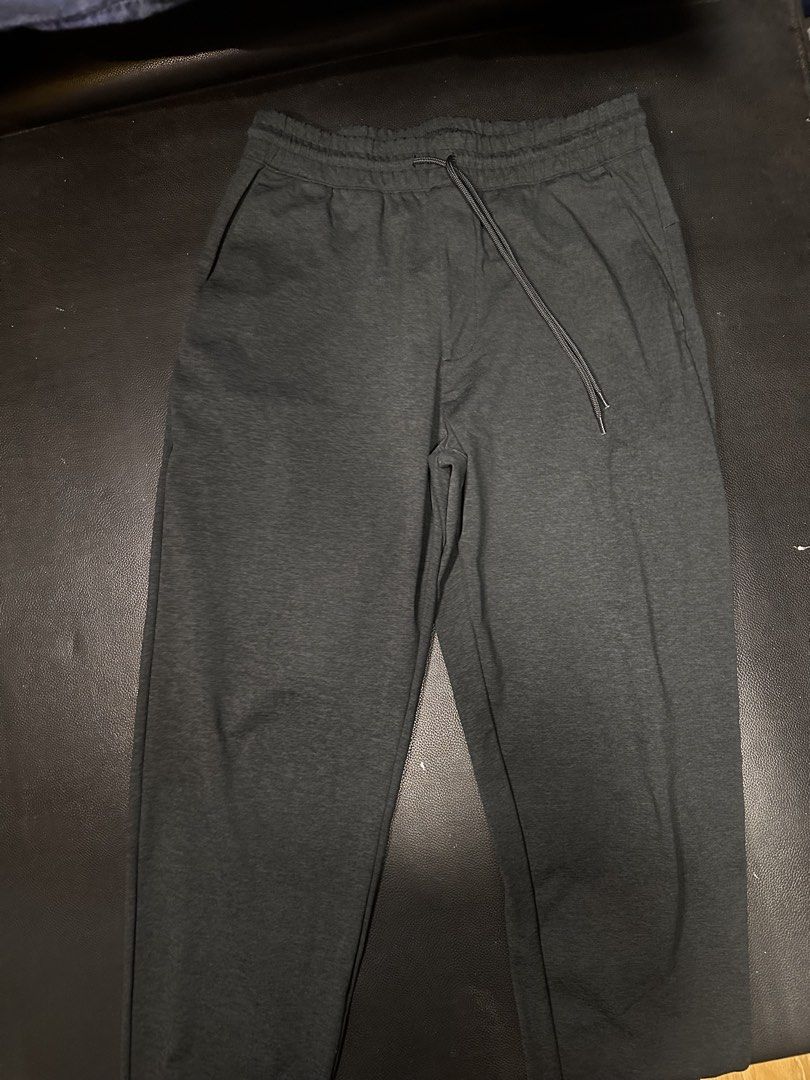 Uniqlo Dark Grey Drawstring Sweatpants Size M (Category: Joggers) located in Las Pinas. Submitted by boldbear_89ab40 (Listing ID 1470827054, Image 1). Description: - Brand: Uniqlo - Color: Dark Grey - Size: Men's Medium - Material: Soft jersey (Made in Vietnam) - Features: Elastic waistband with adjustable drawstring, two side pockets - Fit: Relaxed tapered fit - Condition: Clean, great pre-loved condition with no major flaws or stains - Ideal fo