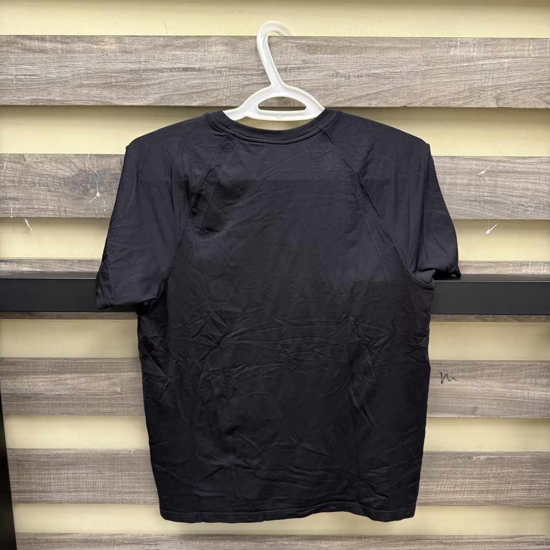 Uniqlo Dark Top (Category: Blouses) located in Mandaluyong City. Submitted by bestdressedph2025 (Listing ID 1470860477, Image 2). Description: MOP: GCash MOD: Lalamove/J&T LOCATION: Brgy. Addition Hills, Mandaluyong Discount avail for multiple items. Dimensions in Inches: Shoulder: 16 Bust: 18 Length: 23 Size on Tag: L PM for inquiries!.